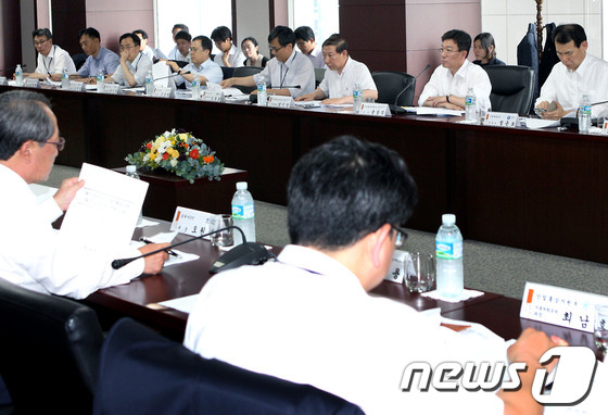 윤상직 산업통상자원부 장관이 19일 오후 서울 종로구 서린동 무역보험공사 대회의실에서 기재부, 외교부 등 관계부처와 오영호 KOTRA 사장 등 수출유관기관 및 자동차부품 수출기업 …