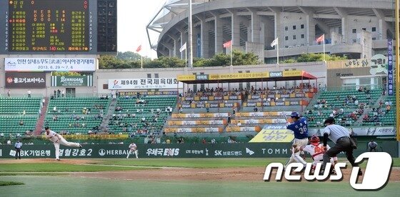 본문 이미지 - SK가 16일 인천 문학구장의 입장료를 확정 발표했다. 문학구장은 올 시즌 개막에 맞춰 일반석 의자를 모두 교체했다. ⓒ News1 DB