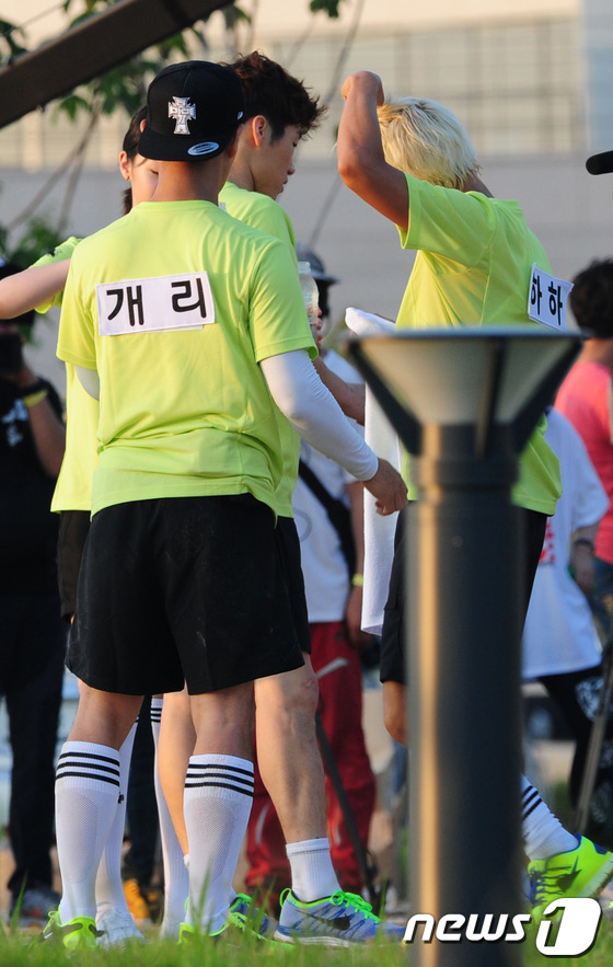 (인천=뉴스1) 신창원 기자 = 축구스타 박지성이 19일 오후 인천시 연수구 송도동의 한 연구소에서 SBS '일요일이 좋다-런닝맨' 녹화를 하고 있다. 박지성은 김민지 SBS 아나 …
