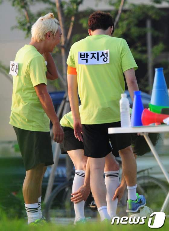 (인천=뉴스1) 신창원 기자 = 축구스타 박지성이 19일 오후 인천시 연수구 송도동의 한 연구소에서 SBS '일요일이 좋다-런닝맨' 녹화를 하고 있다. 박지성은 김민지 SBS 아나 …