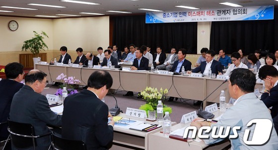 (서울=뉴스1)  = 방하남 고용노동부 장관이 19일 부산시 사하구 신평장림공단을 방문, 부산시·정부부처·노사단체 등과 함께 중소기업 인력 미스매치(부조화) 해소를 위한 대책을 논 …