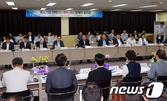 (서울=뉴스1)  = 방하남 고용노동부 장관이 19일 부산시 사하구 신평장림공단을 방문, 부산시·정부부처·노사단체 등과 함께 중소기업 인력 미스매치(부조화) 해소를 위한 대책을 논 …