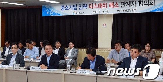 (서울=뉴스1)  = 방하남 고용노동부 장관이 19일 부산시 사하구 신평장림공단을 방문, 부산시·정부부처·노사단체 등과 함께 중소기업 인력 미스매치(부조화) 해소를 위한 대책을 논 …