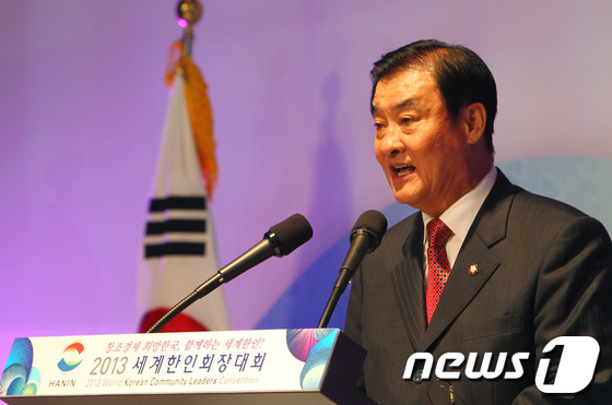 (서울=뉴스1)  = 강창희 국회의장이 19일 서울 광진구 워커힐호텔에서 열린 2013 세계한인회장대회 환영만찬에서 만찬사를 하고 있다. 강 의장은 만찬사를 통해 "한국 인구 15 …