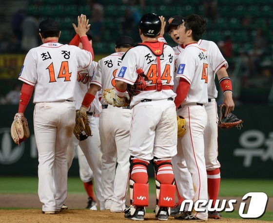(인천=뉴스1) 이동원 기자 = 19일 오후 인천 문학구장에서 ‘2013 한국야쿠르트 세븐프로야구’ SK와이번스와 삼성라이온즈 경기에서 4대2 승리를 거둔 SK 선수들이 경기종료후 …