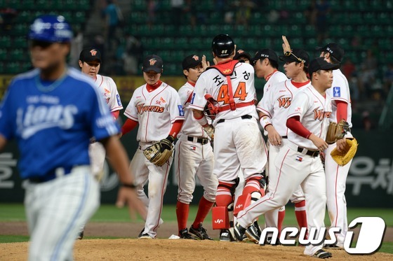 (인천=뉴스1) 이동원 기자 = 19일 오후 인천 문학구장에서 ‘2013 한국야쿠르트 세븐프로야구’ SK와이번스와 삼성라이온즈 경기에서 4대2 승리를 거둔 SK 선수들이 경기종료후 …