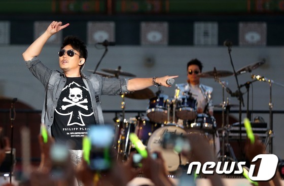 (서울=뉴스1)  = 가수 이승철이 19일 오후 서울 광화문광장에서 열린 11집 발매 기념 '이승철의 어서와' 쇼 케이스에서 멋진 무대를 선보이고 있다. 2013.6.19 머니투데 …