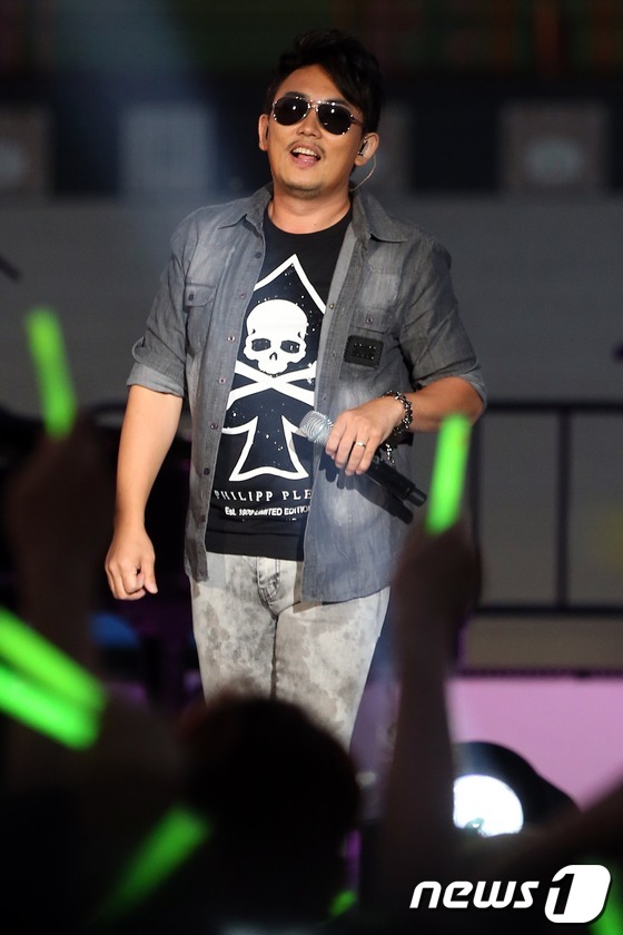 (서울=뉴스1)  = 가수 이승철이 19일 오후 서울 광화문광장에서 열린 11집 발매 기념 '이승철의 어서와' 쇼 케이스에서 멋진 무대를 선보이고 있다. 2013.6.19 머니투데 …
