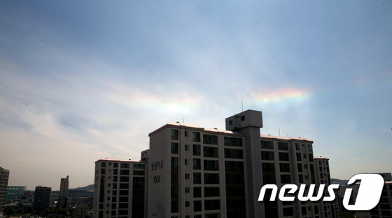 1일 오후 경기도 부천시 원미구 반달마을 상공에서 채운이 관측되고 있다. 채운은 구름에 햇빛이 반사돼 나타나는 현상으로 무지개 구름이라고도 불린다. 2013.6.2 머니투데이/뉴스 …