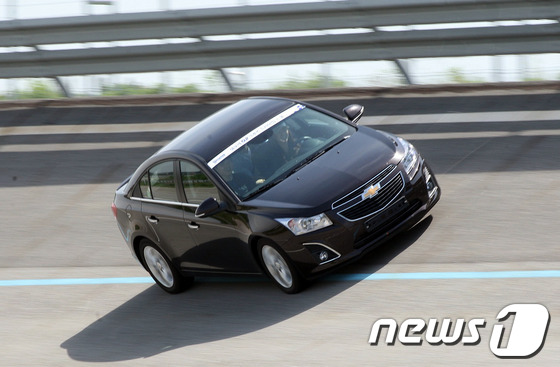 (서울=뉴스1) 양태훈 인턴기자 = 지난 1일 경기도 화성 자동차성능시험연구소(KATRI)에서 한국지엠이 주최한 ‘쉐보레 G2 크루즈 드라이빙 스쿨’에서 한 참가자가 G2 크루즈를 …