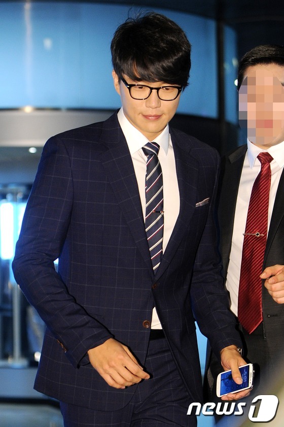 (서울=뉴스1) 박철중 기자 = 가수 성시경이 2일 오후 서울 광진구 자양동 W워커힐호텔에서 열린 백지영, 정석원 결혼식에 참석하고 있다. 백지영은 현재 임신 3개월째로 신혼 여행 …