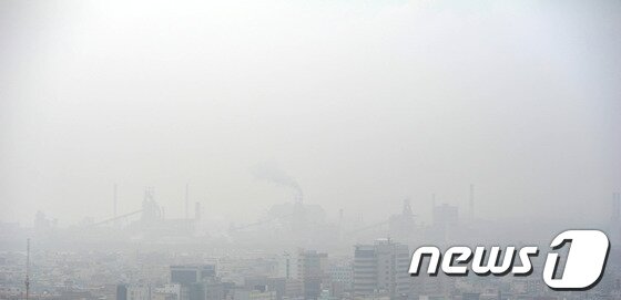 본문 이미지 - 포항제철소가 짙은 연무에 갇혀있다./최창호 기자© News1 