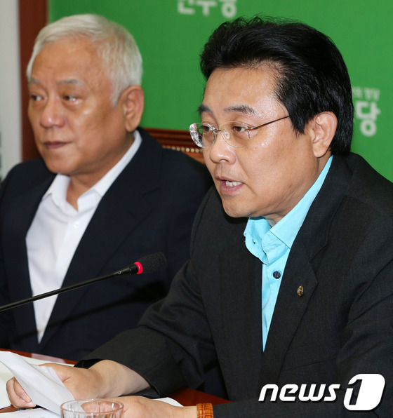 (서울=뉴스1) 오대일 기자 = 민주당 전병헌 원내대표가 20일 오전 서울 여의도 국회에서 열린 '을 살리기 및 국회 기득권 내려놓기' 입법점검을 위한 고위정책회의에서 모두발언을 …
