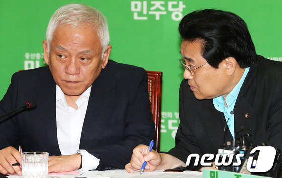 (서울=뉴스1) 오대일 기자 = 민주당 김한길 대표와 전병헌 원내대표가 20일 오전 서울 여의도 국회에서 열린 '을 살리기 및 국회 기득권 내려놓기' 입법점검을 위한 고위정책회의에 …
