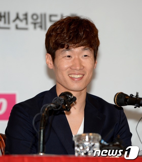 (수원=뉴스1) 이동원 기자 = 박지성(32·퀸스파크 레인저스)이 20일 오전 수원월드컵경기장 컨벤션 웨딩홀에서 김민지 아나운서(28)와의 열애설에 대해 기자회견을 통해 공식 입장 …