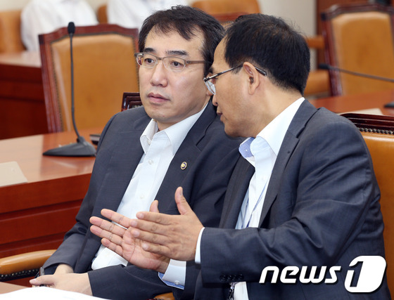 (서울=뉴스1) 허경 기자 = 20일 오전 서울 여의도 국회 기획재정위원회 회의실에서 열린 조세소위원회에서 이석준 기획재정부 2차관(왼쪽)이 관계자와 대화를 나누고 있다. 2013 …