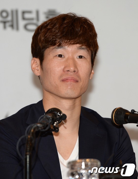 (수원=뉴스1) 이동원 기자 = 박지성(32·퀸스파크 레인저스)이 20일 오전 수원월드컵경기장 컨벤션 웨딩홀에서 김민지 아나운서(28)와의 열애설에 대해 기자회견을 통해 공식 입장 …