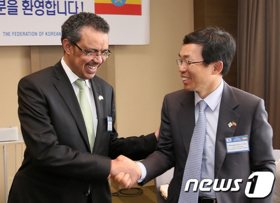 (서울=뉴스1) 김보영  = 전국경제인연합회는 20일 서울 플라자호텔에서 '한-에티오피아 비즈니스 포럼'을 개최, 이승철 전경련 상근부회장과 테드로스 아드하놈 게브레예수스(Tedr …