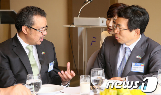 (서울=뉴스1) 김보영  = 전국경제인연합회는 20일 서울 플라자호텔에서 '한-에티오피아 비즈니스 포럼'을 개최, 이승철 전경련 상근부회장과 테드로스 아드하놈 게브레예수스(Tedr …