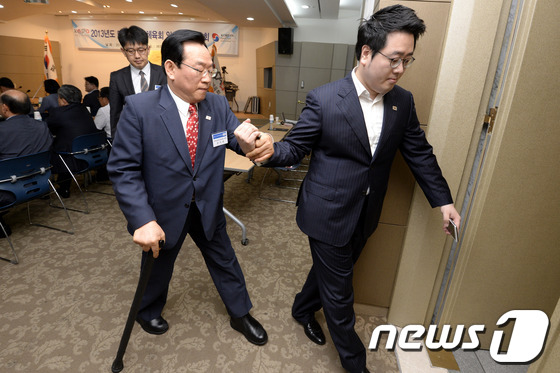 (서울=뉴스1) 안은나 기자 = 윤석용 대한장애인체육회 회장이 20일 오전 서울 여의도 국민일보 사옥 코스모스홀에서 열린 2013년 대한장애인체육회 임시대의원총회에서 인사말을 한 …