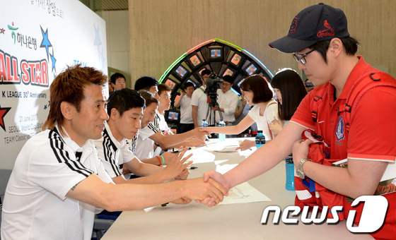 (서울=뉴스1) 박정호 기자 = 하나은행과 한국프로축구연맹(총재 권오갑)이 공동으로 마련한 K리그 올스타전 팬사인회가 20일 오전 서울 중구 을지로 하나은행 본점에서 열린 가운데 …