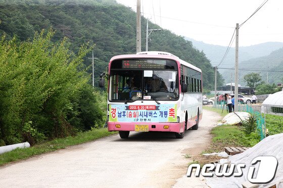 본문 이미지 - 시내버스가 20일 700년만에 개통된 안동 숨실마을로 들어서고 있다./사진제공=안동시청 © News1 