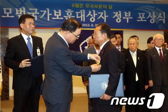 (서울=뉴스1) 이광호 기자 = 정홍원 국무총리가 20일 오전 정부서울청사에서 열린 모범국가보훈대상자 정부 포상식에 참석해 유공자들에게 표창하고 있다.2013.6.20/뉴스1