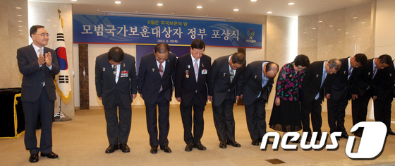 (서울=뉴스1) 이광호 기자 = 정홍원 국무총리가 20일 오전 정부서울청사에서 열린 모범국가보훈대상자 정부 포상식에 참석해 유공자들에게 표창한뒤 박수치고 있다.2013.6.20/뉴 …