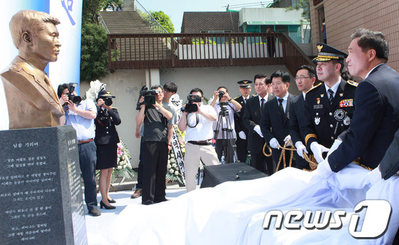 (인천=뉴스1) 신창원 기자 = 20일 오전 인천시 강화경찰서에서‘고(故) 정옥성 경감 흉상제막식’이 열리고 있다. 정 경감은 지난 3월 1일 외포리선착장에서 자살 기도자를 구하려 …