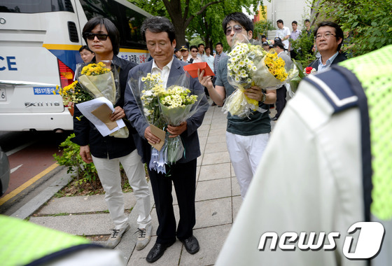 (서울=뉴스1) 박정호 기자 = 20일 오후 서울 삼청동에서 탁현민 교수, 민주당 문성근 전 상임고문, 안도현 시인, 주진우 시사인 기자가 국정원 게이트 및 검찰의 표적수사 항의 …