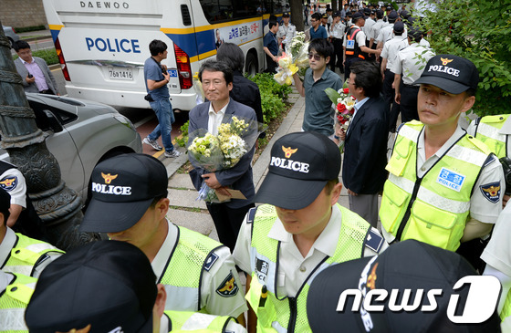 (서울=뉴스1) 박정호 기자 = 20일 오후 서울 삼청동에서 탁현민 교수, 민주당 문성근 전 상임고문, 안도현 시인, 주진우 시사인 기자가 국정원 게이트 및 검찰의 표적수사 항의 …