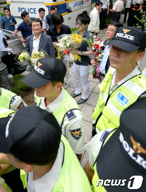 (서울=뉴스1) 박정호 기자 = 20일 오후 서울 삼청동에서 탁현민 교수, 민주당 문성근 전 상임고문, 안도현 시인, 주진우 시사인 기자가 국정원 게이트 및 검찰의 표적수사 항의 …