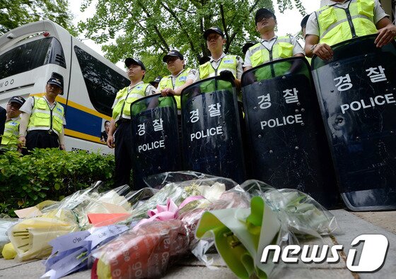 본문 이미지 - 20일 오후 서울 삼청동 청와대 가는 길을 막아선 경찰 앞에 꽃다발과 성명서가 놓여 있다. © News1 박정호 기자
