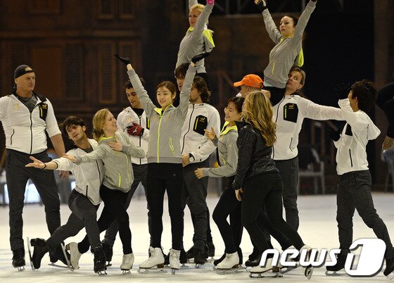 본문 이미지 - 피겨여왕 김연아가 20일 오후 서울 송파구 올림픽공원 체조경기장에서 출연자들과 함께 21일부터 시작되는 아이스쇼 '삼성 갤럭시 스마트에어컨 올댓스케이트 2013' 공개연습을 하고 있다. 이번 아이스쇼는 '레 미제라블-꿈꾸어라, 도전하라, 사랑하라'를 주제로 피겨여왕 김연아를 비롯한 세계 피겨스타들이 출연해 21일부터 23일까지 올림픽공원 체조경기장에서 열린다. 2013.6.20/뉴스1 © News1   박세연 기자