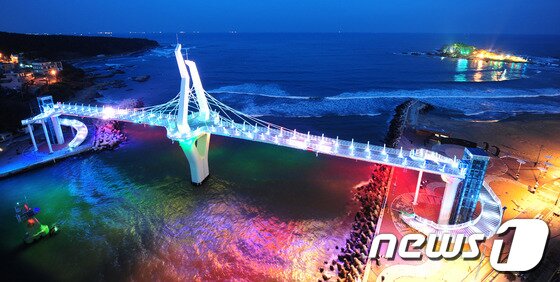 본문 이미지 - 울산 울주군 진하해수욕장 왼쪽 백사장과 이어진 명선교의 야경. (울주군청 제공)© News1 