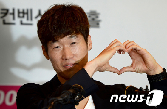 (수원=뉴스1) 이동원 기자 = 박지성(32·퀸스파크 레인저스)이 20일 오전 수원월드컵경기장 컨벤션 웨딩홀에서 김민지 아나운서(28)와의 열애설에 대해 기자회견을 통해 공식 입장 …