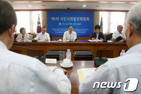 (서울=뉴스1) 이광호 기자 = 정홍원 국무총리가 20일 오후 정부서울청사에서 열린 제1차 시민사회발전위원회의를 주재하고 있다. 시민사회발전위원회는 주요 국내 시민단체의 대표와 시 …