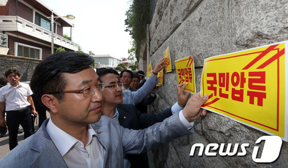 (서울=뉴스1) 최영호 기자 = 민주당 전두환 전 대통령 불법재산 환수특위 최재성 위원장과 5.18역사왜곡대책위 강기정 위원장 등 의원들이 20일 오후 서울 서대문구 연희동 전두환 …