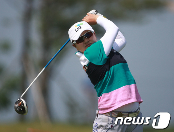 (서울=뉴스1) 김보영  = 20일 송도 잭니클라우 골프클럽 코리아에서 열린 기아자동차 제27회 한국여자오픈 골프선수권대회 1라운드에서 김현지 선수가 9번홀 티샷을 하고 있다. ( …