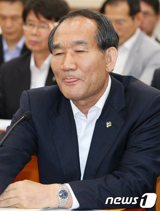 (서울=뉴스1) 오대일 기자 = 박승춘 국가보훈처장이 20일 서울 여의도 국회에서 열린 법제사법위원회 전체회의에서 5.18 기념곡 제정을 둘러싼 민주당 박지원 의원의 추궁에 난감한 …