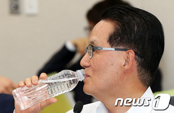 (서울=뉴스1) 오대일 기자 = 민주당 박지원 의원이 20일 서울 여의도 국회에서 열린 법제사법위원회 전체회의에서 '임을 위한 행진곡'의 5·18 기념곡 제정 여부를 놓고 박승춘 …