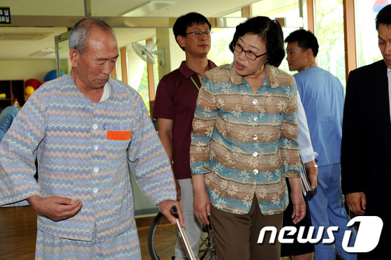 윤진숙 해양수산부장관이 20일 오후 대전보훈요양원을 방문, 요양 중인 국가유공자들을 위문하고 있다. (해양수산부 제공) 2013.6.20/뉴스1