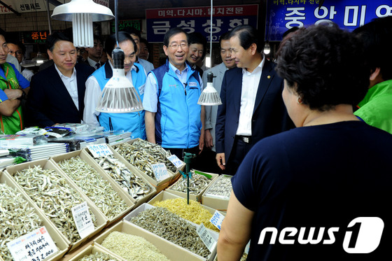 박원순 서울시장이 20일 오전 서울 중구 신중부시장 건어물특화거리를 둘러보고 있다. (서울시 제공) 2013.6.20/뉴스1