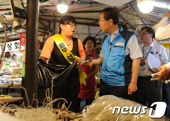 박원순 서울시장이 20일 오전 서울 중구 신중부시장 건어물특화거리를 둘러보고 있다. (서울시 제공) 2013.6.20/뉴스1
