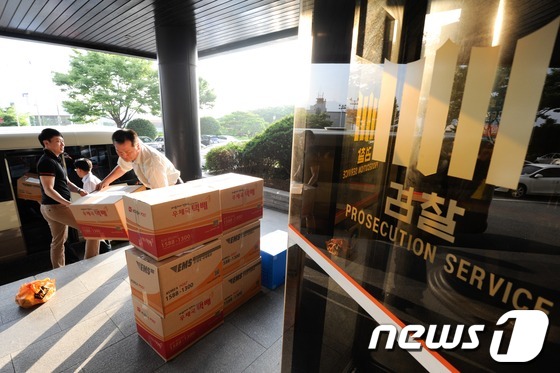 (부산=뉴스1) 전혜원 기자 = 부산지검 동부지청 원전비리수사단이 20일 부산 해운대구 동부지청에서 경주 한수원 건설본부로부터 가져온 압수품을 수사단실로 이동시키고 있다. 이날 검 …