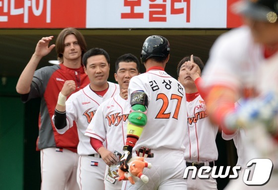 (인천=뉴스1) 이동원 기자 = 20일 오후 인천 문학구장에서 ‘2013 한국야쿠르트 세븐프로야구’ SK와이번스와 삼성라이온즈 경기에서 SK 2회말 공격 선두타자 김상현이 좌월솔로 …
