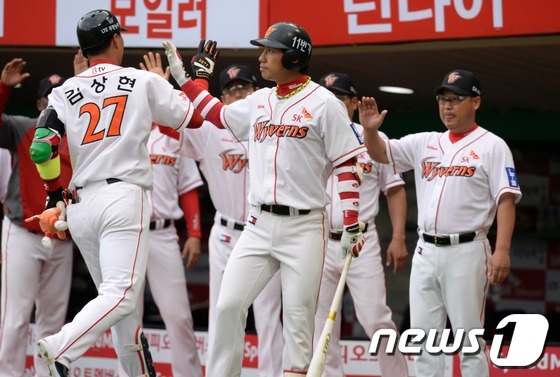 (인천=뉴스1) 이동원 기자 = 20일 오후 인천 문학구장에서 ‘2013 한국야쿠르트 세븐프로야구’ SK와이번스와 삼성라이온즈 경기에서 SK 2회말 공격 선두타자 김상현이 좌월솔로 …