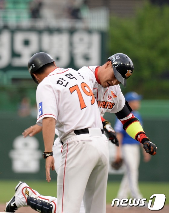 (인천=뉴스1) 이동원 기자 = 20일 오후 인천 문학구장에서 ‘2013 한국야쿠르트 세븐프로야구’ SK와이번스와 삼성라이온즈 경기에서 SK 2회말 공격 선두타자 김상현이 좌월솔로 …