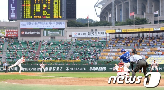 (인천=뉴스1) 이동원 기자 = 삼성 라이온즈 이승엽이 20일 오후 인천 문학구장에서 열린‘2013 한국야쿠르트 세븐프로야구’ SK와이번스와의 경기에서 3회초 공격 1사 1,3루 …