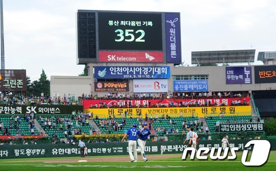 (인천=뉴스1) 이동원 기자 = 삼성 라이온즈 이승엽이 20일 오후 인천 문학구장에서 열린‘2013 한국야쿠르트 세븐프로야구’ SK와이번스와의 경기 3회초 공격 1사 1,3루 상황 …